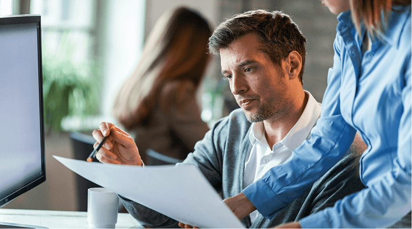 Profissionais em reunião de assessoria jurídica e contábil